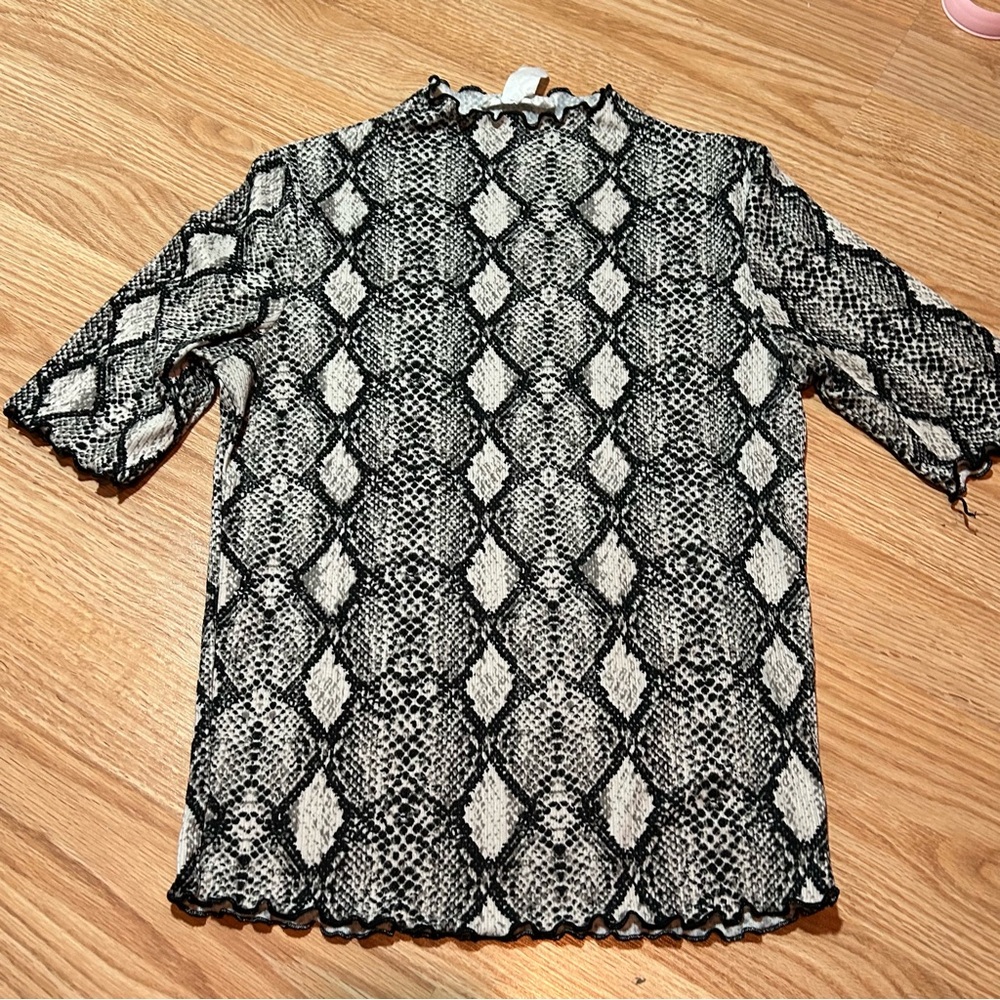 Caution to the Wind snakeskin‎ ribbed top